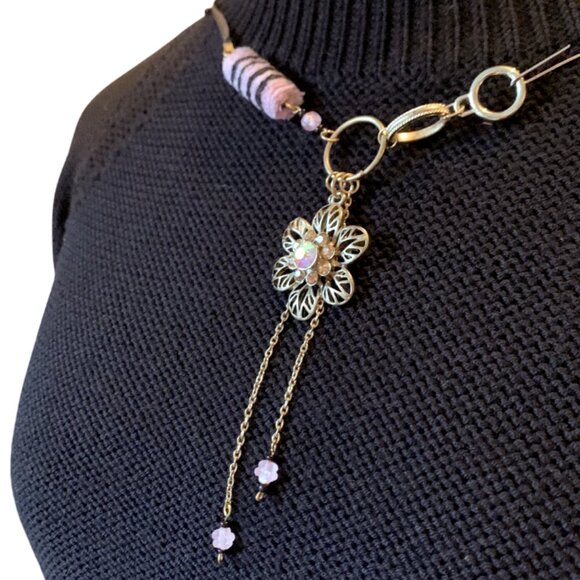 HandCrafted - Short Elegant Gold Floral Necklace - Picture 2 of 8